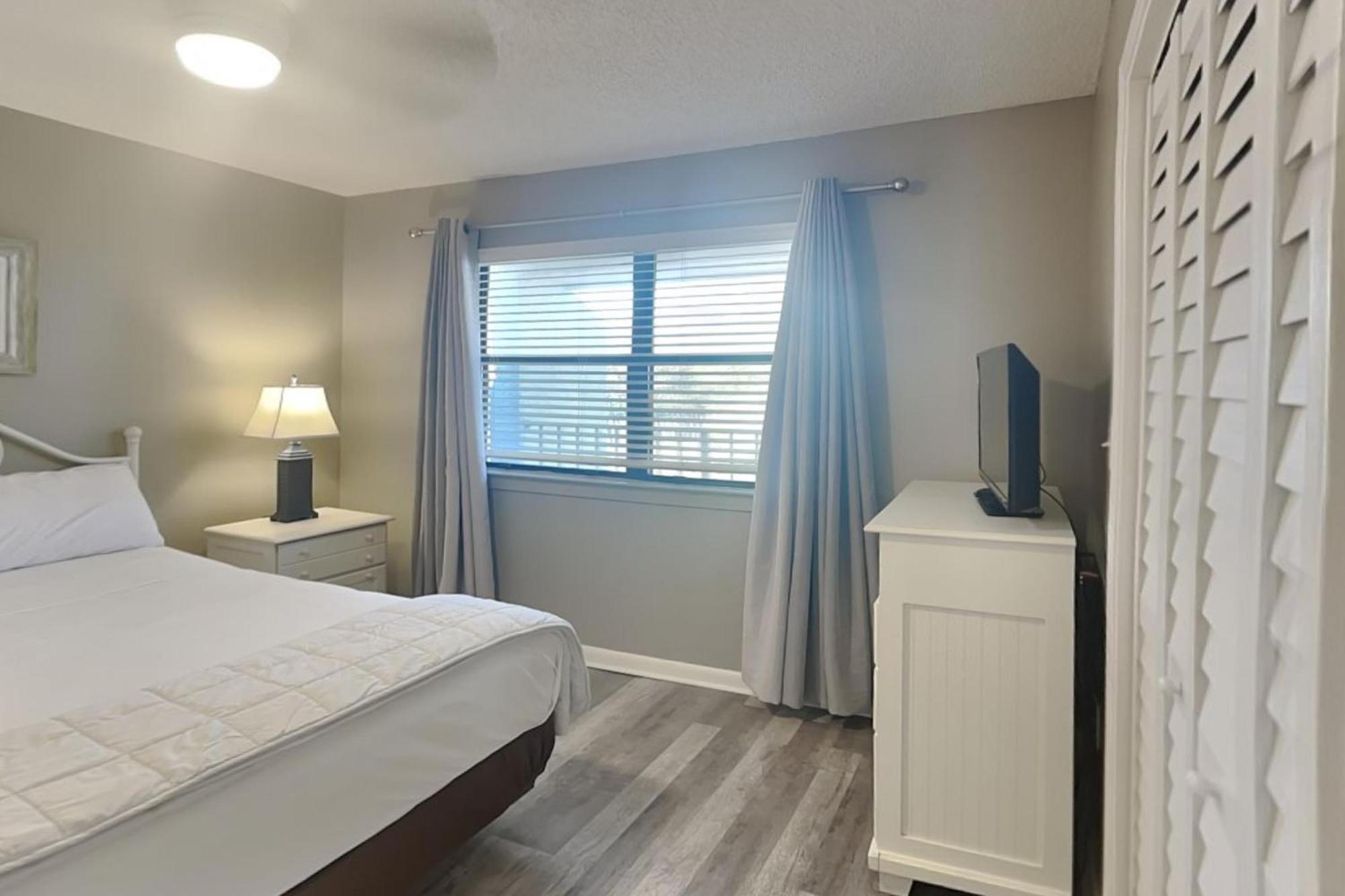 Edgewater 512 *