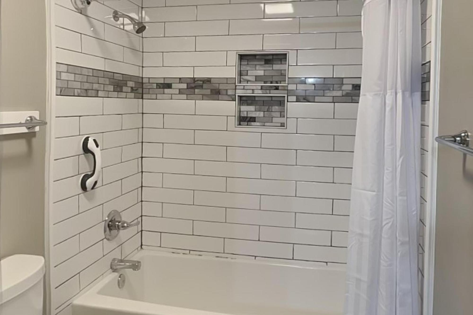 Edgewater 512 *